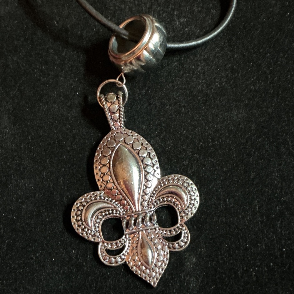 Intricate Silver Tone Fleur-de-Lis Necklace